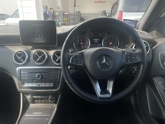 メルセデス・ベンツ Ａ１８０ AMG スタイル 宮崎県 2017(平29)年 6万km 白 純正HDDナビゲーション/　AM FM CD　DVD BT　/バックカメラ/衝突軽減ブレーキ/純正18インチアルミ/LEDヘッドライト/パドルシフト/クルーズコントロール/ハーフレザーシート/ウィンカーミラー/電動格納ミラー/スマートキー/プッシュスタート