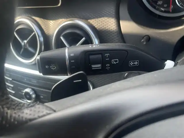 メルセデス・ベンツ Ａ１８０ AMG スタイル 宮崎県 2017(平29)年 6万km 白 純正HDDナビゲーション/　AM FM CD　DVD BT　/バックカメラ/衝突軽減ブレーキ/純正18インチアルミ/LEDヘッドライト/パドルシフト/クルーズコントロール/ハーフレザーシート/ウィンカーミラー/電動格納ミラー/スマートキー/プッシュスタート