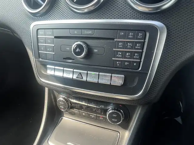 メルセデス・ベンツ Ａ１８０ AMG スタイル 宮崎県 2017(平29)年 6万km 白 純正HDDナビゲーション/　AM FM CD　DVD BT　/バックカメラ/衝突軽減ブレーキ/純正18インチアルミ/LEDヘッドライト/パドルシフト/クルーズコントロール/ハーフレザーシート/ウィンカーミラー/電動格納ミラー/スマートキー/プッシュスタート
