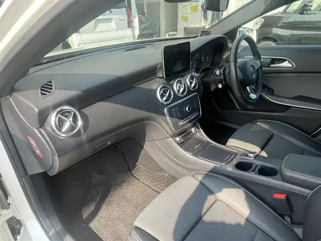 メルセデス・ベンツ Ａ１８０ AMG スタイル 宮崎県 2017(平29)年 6万km 白 純正HDDナビゲーション/　AM FM CD　DVD BT　/バックカメラ/衝突軽減ブレーキ/純正18インチアルミ/LEDヘッドライト/パドルシフト/クルーズコントロール/ハーフレザーシート/ウィンカーミラー/電動格納ミラー/スマートキー/プッシュスタート
