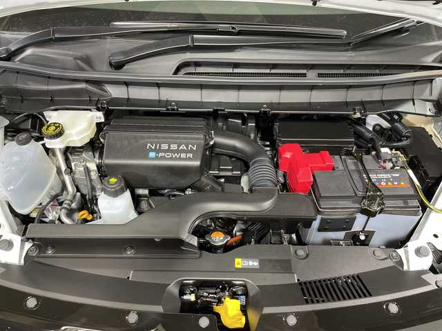 日産 セレナ e－パワー ハイウェイスター V 神奈川県 2025(令7)年 0.1千km プリズムホワイト 登録済未使用車/アドバンスドドライブアシストディスプレイ（12.3インチカラーディスプレイ）/NissanConnectナビゲーションシステム（地デジ内蔵）/後席専用モニターHDMI NissanConnectナビ付車用/インテリジェントアラウンドビューモニター（移動物 検知機能付）/プロパイロット（ナビリンク機能付）/クルーズコントロール/ブラインドスポットモニター/インテリジェントルームミラー/両側パワースライドドア/統合型インターフェースディスプレイ/ワイヤレス充電器/6スピーカー/ビルトインETC2.0ユニット/ドライブレコーダー（前後セット）/プロパイロット緊急停止支援システム（SOSコール機能付）/アダプティブLEDヘッドライトシステム/オートレベライザー/オートマチックハイビーム/取扱説明書/保証書