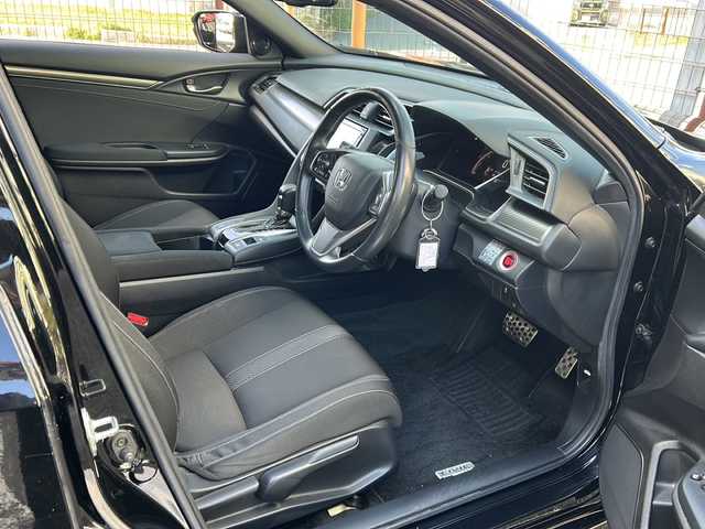 ホンダ シビック ハッチバック 広島県 2018(平30)年 5万km クリスタルブラックパール Honda SENSING/・衝突軽減ブレーキ〈CMBS〉/・渋滞追従機能付アダプティブ・クルーズ・コントロール/・LKAS〈車線維持支援システム〉/・路外逸脱抑制機能/・オートハイビーム/・標識認識機能/アジャイルハンドリングアシスト/純正ナビ（VXM-195VFi）/・フルセグ/CD/DVD/Bluetooth/SD/バックカメラ/革巻きステアリング/ステアリングスイッチ/パドルシフト/オートライト/シートヒーター/電動パーキングブレーキ/ブレーキホールド/スマートキー/プッシュスタート/ユピテルドライブレコーダー/ETC/ピアノブラック・フロントグリル/フロントスポイラー/純正１８インチアルミホイール/W+サイド+カーテンエアバック