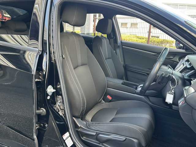 ホンダ シビック ハッチバック 広島県 2018(平30)年 5万km クリスタルブラックパール Honda SENSING/・衝突軽減ブレーキ〈CMBS〉/・渋滞追従機能付アダプティブ・クルーズ・コントロール/・LKAS〈車線維持支援システム〉/・路外逸脱抑制機能/・オートハイビーム/・標識認識機能/アジャイルハンドリングアシスト/純正ナビ（VXM-195VFi）/・フルセグ/CD/DVD/Bluetooth/SD/バックカメラ/革巻きステアリング/ステアリングスイッチ/パドルシフト/オートライト/シートヒーター/電動パーキングブレーキ/ブレーキホールド/スマートキー/プッシュスタート/ユピテルドライブレコーダー/ETC/ピアノブラック・フロントグリル/フロントスポイラー/純正１８インチアルミホイール/W+サイド+カーテンエアバック