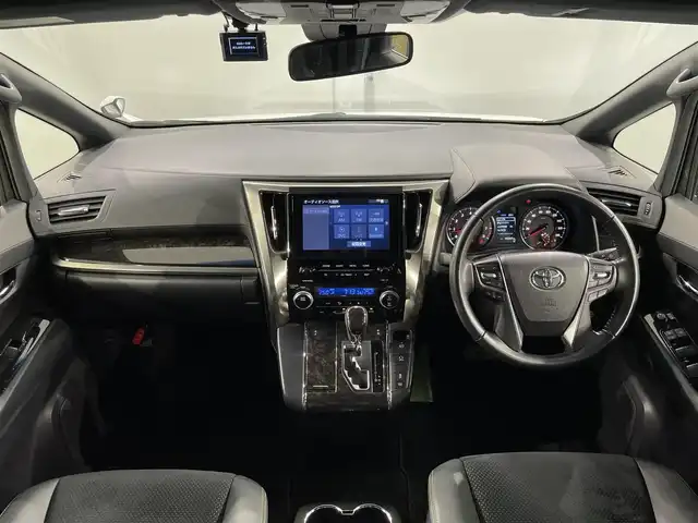 トヨタ ヴェルファイア ゴールデンアイズⅡ 愛知県 2022(令4)年 4.7万km ホワイトパールクリスタルシャイン 純正９インチディスプレイオーディオナビ/（AM/FM/DVD/BT/フルセグTV）/CD・DVDデッキ/純正フリップダウンモニター/100V電源/トヨタセーフティセンス/　　-レーダークルーズコントロール/　　-衝突被害軽減ブレーキ/　　-レーントレーシングアシスト/　　-アイドリングストップ/　　-ロードサインアシスト/バックカメラ/プッシュスタートボタン/　　-スマートキー/両側パワースライドドア/パワーバックドア/横滑り防止装置/ビルトインETC/三眼LEDヘッドライト/クリアランスソナー