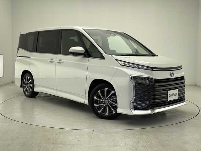 トヨタ ヴォクシー ハイブリッド S－Z 千葉県 2025(令7)年 0.1万km未満 ホワイトパールクリスタルシャイン 10.5インチディスプレイオーディオ【メーカーオプション】/(AM/FM/TV/Bluetooth/USB/CD/DVD/Miracast)/トヨタセーフティセンス/　レーンディパーチャーアラート/ブラインドスポットモニター/　プリクラッシュセーフティ/プロアクティブドライビングアシスト/　クリアランスソナー/リヤクロストラフィックアラート/　リヤカメラディテクション/パーキングサポートブレーキ/　安心降車アシスト/ヘッドアップディスプレイ/　ロードサインアシスト/アドバンストドライブ/　レーンチェンジアシスト/レーダークルーズコントロール/　フロントクロストラフィックアラート/全方位カメラ/デジタルインナーミラー/両側パワースライドドア/パーキングアシスト/純正ビルトインETC2.0/パワーバックドア/シートヒーター(前席＋2列目)/ステアリングヒーター/オットマン/100V充電/ステアリングスイッチ/電動パーキング/LEDヘッドライト/純正17インチアルミホイール/サンシェード/オートマチックハイビーム/ヘッドライトレベライザー/オートライト/電動格納ウィンカーミラー/横滑り防止装置/エアバッグ(W+サイド＋カーテン)/プッシュスタート