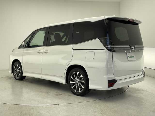 トヨタ ヴォクシー ハイブリッド S－Z 千葉県 2025(令7)年 0.1万km未満 ホワイトパールクリスタルシャイン 10.5インチディスプレイオーディオ【メーカーオプション】/(AM/FM/TV/Bluetooth/USB/CD/DVD/Miracast)/トヨタセーフティセンス/　レーンディパーチャーアラート/ブラインドスポットモニター/　プリクラッシュセーフティ/プロアクティブドライビングアシスト/　クリアランスソナー/リヤクロストラフィックアラート/　リヤカメラディテクション/パーキングサポートブレーキ/　安心降車アシスト/ヘッドアップディスプレイ/　ロードサインアシスト/アドバンストドライブ/　レーンチェンジアシスト/レーダークルーズコントロール/　フロントクロストラフィックアラート/全方位カメラ/デジタルインナーミラー/両側パワースライドドア/パーキングアシスト/純正ビルトインETC2.0/パワーバックドア/シートヒーター(前席＋2列目)/ステアリングヒーター/オットマン/100V充電/ステアリングスイッチ/電動パーキング/LEDヘッドライト/純正17インチアルミホイール/サンシェード/オートマチックハイビーム/ヘッドライトレベライザー/オートライト/電動格納ウィンカーミラー/横滑り防止装置/エアバッグ(W+サイド＋カーテン)/プッシュスタート