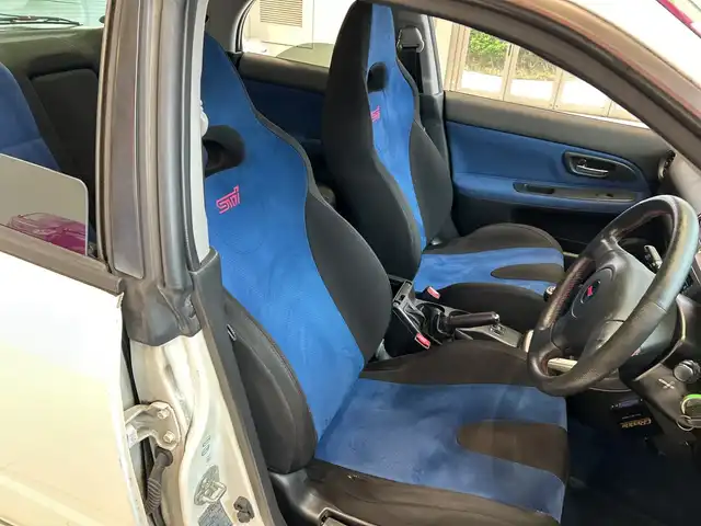スバル インプレッサ ＷＲＸ STi 埼玉県 2004(平16)年 10.7万km パール 純正エアロ　/ＭＤ再生／ＣＤ再生　/純正１７インチアルミホイール　/純正フロアマット　/ハロゲンライト　/リモコンキー　/保証書/取扱説明書/禁煙車