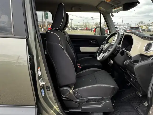 スズキ クロスビー HYBRID MV 道央・札幌 2024(令6)年 5.6万km タフカーキパールメタリック/ホワイト2トーン ４WD/社外メモリーナビ/AM/FM/BT/SD/CD/スズキセーフティサポート/衝突被害軽減ブレーキ/横滑り防止装置/ダウンヒルアシストコントロール/グリップコントロール/レーダークルーズコントロール/レーンキープアシスト/クリアランスソナー/バックカメラ/ビルトインETC/アイドリングストップ/SNOWMODE/SPORTMODE/前席シートヒーター/ステアリングリモコン/パドルシフト/MTモード付AT/プッシュスタート/ハロゲンヘッドライト/オートライト/オートマチックハイビーム/ヘッドライトレベライザー/電動格納ミラー/ヒーテッドドアミラー/純正フロアマット