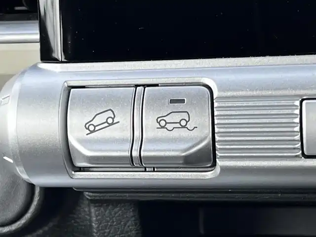 スズキ クロスビー HYBRID MV 道央・札幌 2024(令6)年 5.6万km タフカーキパールメタリック/ホワイト2トーン ４WD/社外メモリーナビ/AM/FM/BT/SD/CD/スズキセーフティサポート/衝突被害軽減ブレーキ/横滑り防止装置/ダウンヒルアシストコントロール/グリップコントロール/レーダークルーズコントロール/レーンキープアシスト/クリアランスソナー/バックカメラ/ビルトインETC/アイドリングストップ/SNOWMODE/SPORTMODE/前席シートヒーター/ステアリングリモコン/パドルシフト/MTモード付AT/プッシュスタート/ハロゲンヘッドライト/オートライト/オートマチックハイビーム/ヘッドライトレベライザー/電動格納ミラー/ヒーテッドドアミラー/純正フロアマット