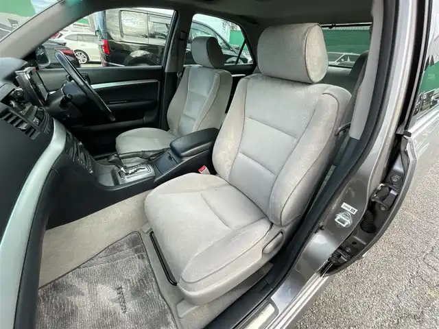 トヨタ マークⅡ グランデ iR－V フォーチュナ 千葉県 2001(平13)年 4.4万km グレーM ワンオーナー/フォーチュナ専用エアロ/フォーチュナ専用モデリスタ18インチアルミ/フォーチュナ専用グリル/サンルーフ/社外ポータブルナビ【AVIC-T07】/バックカメラ/純正CDチェンジャー/純正キセノンヘッドライト/フォグランプ/キーレスキー/運転席パワーシート/本革巻きステアリング/ヘッドライトレベライザー/タワーバー/新車時保証書＆取扱説明書