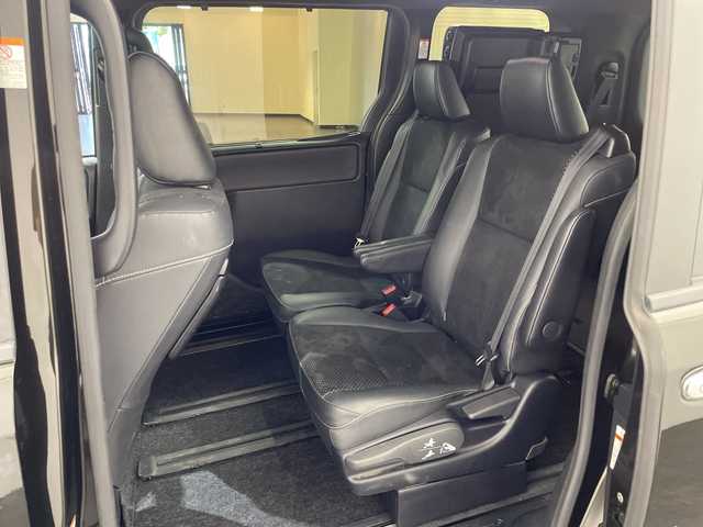 トヨタ ヴォクシー ZS 煌Ⅲ 愛媛県 2021(令3)年 3.5万km イナズマスパーキングブラックガラスフレーク ・１０型ナビ/（フルセグ/Bluetooth/CD/DVD/USB)/・バックカメラ/・衝突軽減ブレーキ/・前後ドライブレコーダー/・ＥＴＣ/・レーダークルーズコントロール/・１２．１型後席モニター/・両側パワースライドドア/・前後コーナーセンサー/・レーンキープアシスト/・オートマチックハイビーム/・LEDヘッドライト