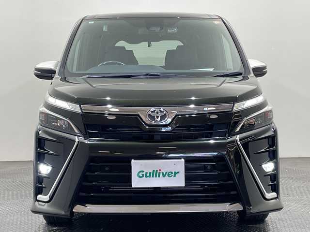 トヨタ ヴォクシー ZS 煌Ⅲ 愛媛県 2021(令3)年 3.5万km イナズマスパーキングブラックガラスフレーク ・１０型ナビ/（フルセグ/Bluetooth/CD/DVD/USB)/・バックカメラ/・衝突軽減ブレーキ/・前後ドライブレコーダー/・ＥＴＣ/・レーダークルーズコントロール/・１２．１型後席モニター/・両側パワースライドドア/・前後コーナーセンサー/・レーンキープアシスト/・オートマチックハイビーム/・LEDヘッドライト