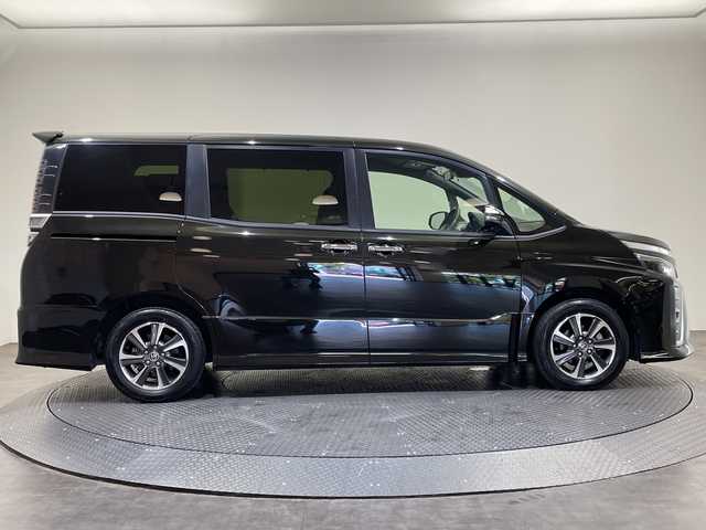 トヨタ ヴォクシー ZS 煌Ⅲ 愛媛県 2021(令3)年 3.5万km イナズマスパーキングブラックガラスフレーク ・１０型ナビ/（フルセグ/Bluetooth/CD/DVD/USB)/・バックカメラ/・衝突軽減ブレーキ/・前後ドライブレコーダー/・ＥＴＣ/・レーダークルーズコントロール/・１２．１型後席モニター/・両側パワースライドドア/・前後コーナーセンサー/・レーンキープアシスト/・オートマチックハイビーム/・LEDヘッドライト