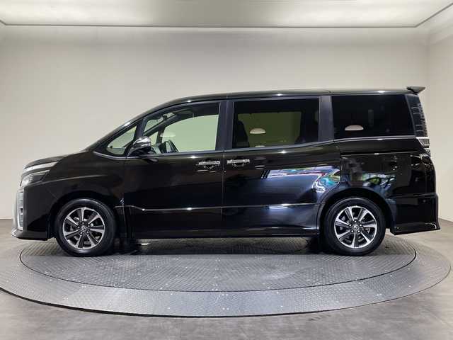 トヨタ ヴォクシー ZS 煌Ⅲ 愛媛県 2021(令3)年 3.5万km イナズマスパーキングブラックガラスフレーク ・１０型ナビ/（フルセグ/Bluetooth/CD/DVD/USB)/・バックカメラ/・衝突軽減ブレーキ/・前後ドライブレコーダー/・ＥＴＣ/・レーダークルーズコントロール/・１２．１型後席モニター/・両側パワースライドドア/・前後コーナーセンサー/・レーンキープアシスト/・オートマチックハイビーム/・LEDヘッドライト