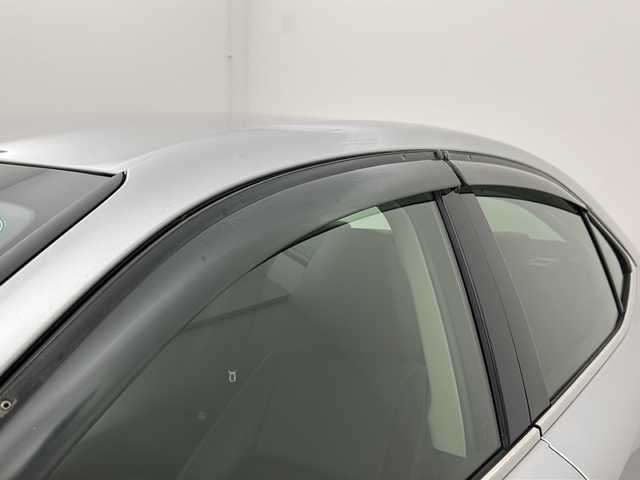 レクサス ＩＳ 300h 宮城県 2013(平25)年 4万km プラチナムシルバーメタリック 純正ナビ/(AM/FM/SD/USB/BT/VTR/AUX/TV/CD/DVD/Blu-ray)/バックカメラ/ビルトインETC/クルーズコントロール/ハーフレザー/シートヒーター/パワーシート/ステアリングヒーター/パドルシフト/プッシュスタート/スマートキー/オートライト/LEDヘッドライト/フォグランプ/ヘッドライトレベライザー/ドアバイザー/純正フロアマット/純正17インチアルミホイール