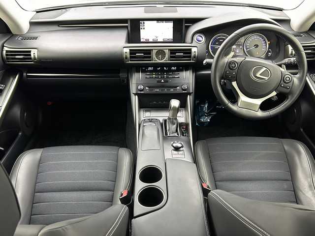 レクサス ＩＳ 300h 宮城県 2013(平25)年 4万km プラチナムシルバーメタリック 純正ナビ/(AM/FM/SD/USB/BT/VTR/AUX/TV/CD/DVD/Blu-ray)/バックカメラ/ビルトインETC/クルーズコントロール/ハーフレザー/シートヒーター/パワーシート/ステアリングヒーター/パドルシフト/プッシュスタート/スマートキー/オートライト/LEDヘッドライト/フォグランプ/ヘッドライトレベライザー/ドアバイザー/純正フロアマット/純正17インチアルミホイール