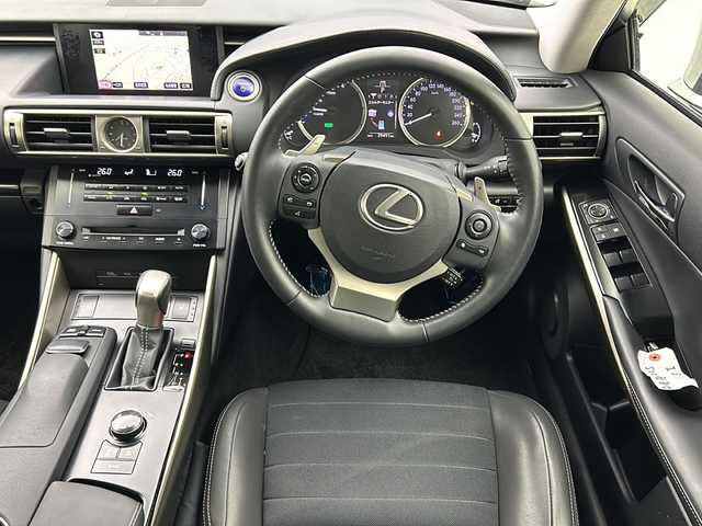 レクサス ＩＳ 300h 宮城県 2013(平25)年 4万km プラチナムシルバーメタリック 純正ナビ/(AM/FM/SD/USB/BT/VTR/AUX/TV/CD/DVD/Blu-ray)/バックカメラ/ビルトインETC/クルーズコントロール/ハーフレザー/シートヒーター/パワーシート/ステアリングヒーター/パドルシフト/プッシュスタート/スマートキー/オートライト/LEDヘッドライト/フォグランプ/ヘッドライトレベライザー/ドアバイザー/純正フロアマット/純正17インチアルミホイール