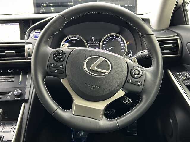 レクサス ＩＳ 300h 宮城県 2013(平25)年 4万km プラチナムシルバーメタリック 純正ナビ/(AM/FM/SD/USB/BT/VTR/AUX/TV/CD/DVD/Blu-ray)/バックカメラ/ビルトインETC/クルーズコントロール/ハーフレザー/シートヒーター/パワーシート/ステアリングヒーター/パドルシフト/プッシュスタート/スマートキー/オートライト/LEDヘッドライト/フォグランプ/ヘッドライトレベライザー/ドアバイザー/純正フロアマット/純正17インチアルミホイール