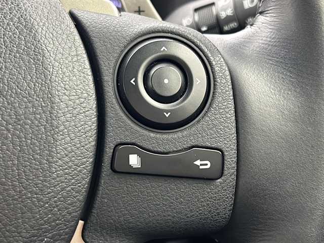 レクサス ＩＳ 300h 宮城県 2013(平25)年 4万km プラチナムシルバーメタリック 純正ナビ/(AM/FM/SD/USB/BT/VTR/AUX/TV/CD/DVD/Blu-ray)/バックカメラ/ビルトインETC/クルーズコントロール/ハーフレザー/シートヒーター/パワーシート/ステアリングヒーター/パドルシフト/プッシュスタート/スマートキー/オートライト/LEDヘッドライト/フォグランプ/ヘッドライトレベライザー/ドアバイザー/純正フロアマット/純正17インチアルミホイール