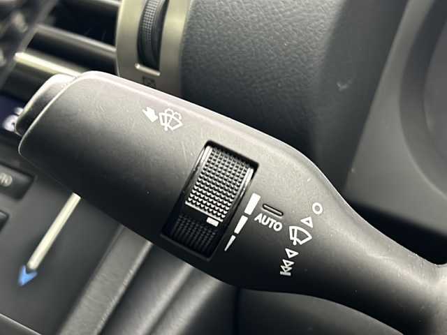 レクサス ＩＳ 300h 宮城県 2013(平25)年 4万km プラチナムシルバーメタリック 純正ナビ/(AM/FM/SD/USB/BT/VTR/AUX/TV/CD/DVD/Blu-ray)/バックカメラ/ビルトインETC/クルーズコントロール/ハーフレザー/シートヒーター/パワーシート/ステアリングヒーター/パドルシフト/プッシュスタート/スマートキー/オートライト/LEDヘッドライト/フォグランプ/ヘッドライトレベライザー/ドアバイザー/純正フロアマット/純正17インチアルミホイール