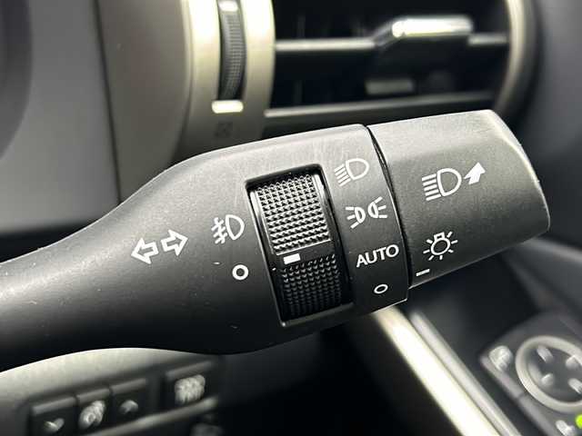 レクサス ＩＳ 300h 宮城県 2013(平25)年 4万km プラチナムシルバーメタリック 純正ナビ/(AM/FM/SD/USB/BT/VTR/AUX/TV/CD/DVD/Blu-ray)/バックカメラ/ビルトインETC/クルーズコントロール/ハーフレザー/シートヒーター/パワーシート/ステアリングヒーター/パドルシフト/プッシュスタート/スマートキー/オートライト/LEDヘッドライト/フォグランプ/ヘッドライトレベライザー/ドアバイザー/純正フロアマット/純正17インチアルミホイール