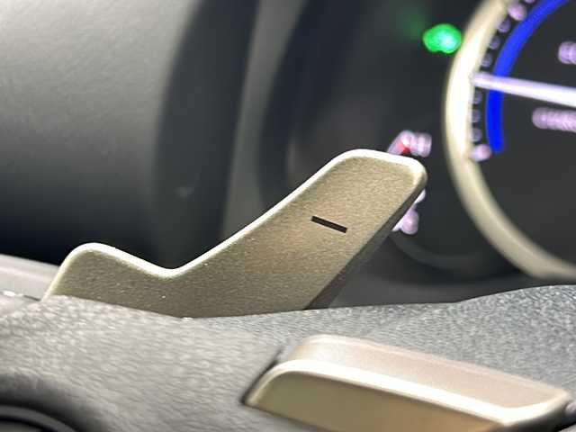 レクサス ＩＳ 300h 宮城県 2013(平25)年 4万km プラチナムシルバーメタリック 純正ナビ/(AM/FM/SD/USB/BT/VTR/AUX/TV/CD/DVD/Blu-ray)/バックカメラ/ビルトインETC/クルーズコントロール/ハーフレザー/シートヒーター/パワーシート/ステアリングヒーター/パドルシフト/プッシュスタート/スマートキー/オートライト/LEDヘッドライト/フォグランプ/ヘッドライトレベライザー/ドアバイザー/純正フロアマット/純正17インチアルミホイール