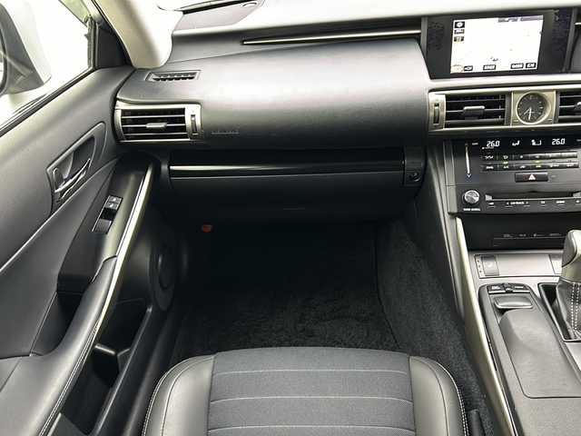 レクサス ＩＳ 300h 宮城県 2013(平25)年 4万km プラチナムシルバーメタリック 純正ナビ/(AM/FM/SD/USB/BT/VTR/AUX/TV/CD/DVD/Blu-ray)/バックカメラ/ビルトインETC/クルーズコントロール/ハーフレザー/シートヒーター/パワーシート/ステアリングヒーター/パドルシフト/プッシュスタート/スマートキー/オートライト/LEDヘッドライト/フォグランプ/ヘッドライトレベライザー/ドアバイザー/純正フロアマット/純正17インチアルミホイール