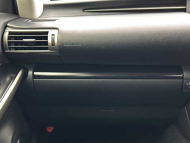 レクサス ＩＳ 300h 宮城県 2013(平25)年 4万km プラチナムシルバーメタリック 純正ナビ/(AM/FM/SD/USB/BT/VTR/AUX/TV/CD/DVD/Blu-ray)/バックカメラ/ビルトインETC/クルーズコントロール/ハーフレザー/シートヒーター/パワーシート/ステアリングヒーター/パドルシフト/プッシュスタート/スマートキー/オートライト/LEDヘッドライト/フォグランプ/ヘッドライトレベライザー/ドアバイザー/純正フロアマット/純正17インチアルミホイール