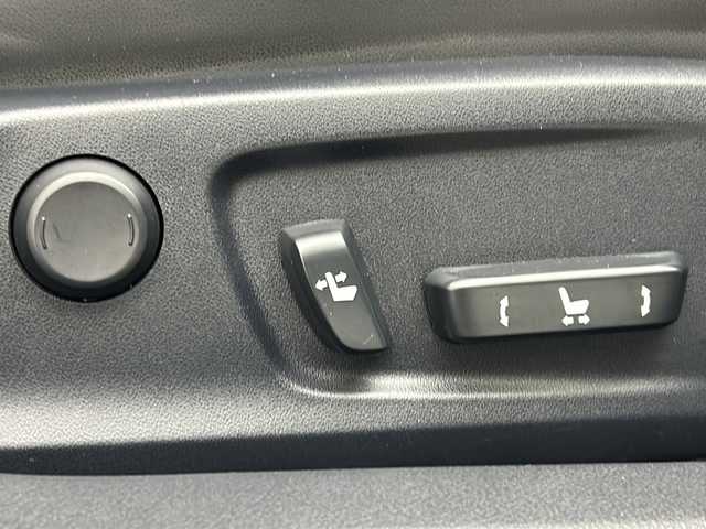 レクサス ＩＳ 300h 宮城県 2013(平25)年 4万km プラチナムシルバーメタリック 純正ナビ/(AM/FM/SD/USB/BT/VTR/AUX/TV/CD/DVD/Blu-ray)/バックカメラ/ビルトインETC/クルーズコントロール/ハーフレザー/シートヒーター/パワーシート/ステアリングヒーター/パドルシフト/プッシュスタート/スマートキー/オートライト/LEDヘッドライト/フォグランプ/ヘッドライトレベライザー/ドアバイザー/純正フロアマット/純正17インチアルミホイール