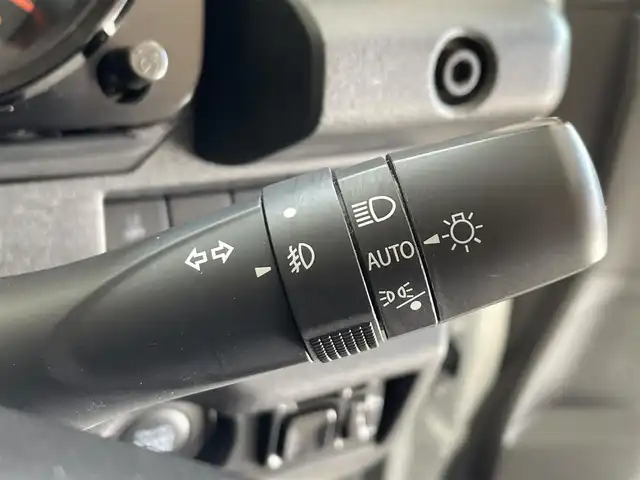 スズキ ジムニー XC 岩手県 2023(令5)年 1.4万km ピュアホワイトP ワンオーナー/パートタイム４WD/ターボ/スズキセーフティサポート/デュアルセンサーブレーキサポート/車線逸脱警報/誤発進抑制機能/ハイビームアシスト/先行車発信お知らせ機能/標識認識機能/クルーズコントロール/ヒルディセントコントロール/ヒルホールドアシスト/ブレーキLSDトラクションコントロール/横滑り防止装置/アイドリングストップ/社外テールレンズ/ミラー型ドライブレコーダー/オートエアコン/ヒーター付きドアミラー/LEDヘッドライト/LEDフォグライト/純正16インチアルミホイール/純正ゴムマット