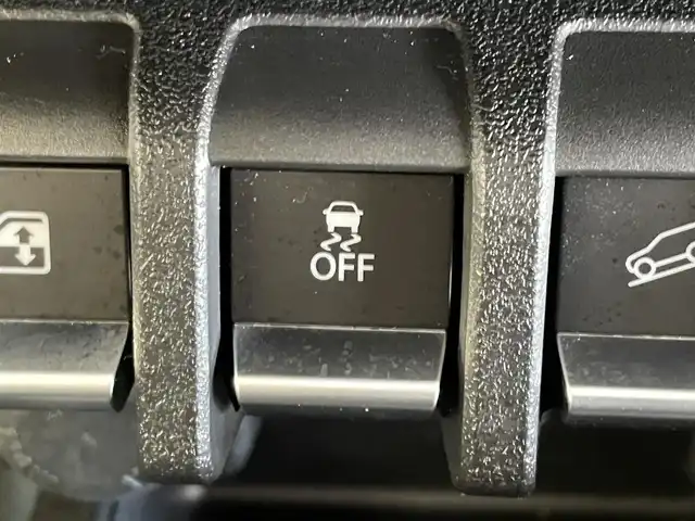 スズキ ジムニー XC 岩手県 2023(令5)年 1.4万km ピュアホワイトP ワンオーナー/パートタイム４WD/ターボ/スズキセーフティサポート/デュアルセンサーブレーキサポート/車線逸脱警報/誤発進抑制機能/ハイビームアシスト/先行車発信お知らせ機能/標識認識機能/クルーズコントロール/ヒルディセントコントロール/ヒルホールドアシスト/ブレーキLSDトラクションコントロール/横滑り防止装置/アイドリングストップ/社外テールレンズ/ミラー型ドライブレコーダー/オートエアコン/ヒーター付きドアミラー/LEDヘッドライト/LEDフォグライト/純正16インチアルミホイール/純正ゴムマット