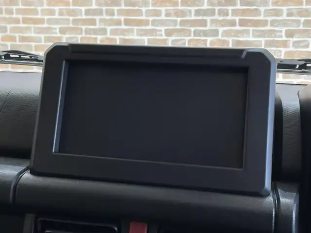 スズキ ジムニー XC 岩手県 2023(令5)年 1.4万km ピュアホワイトP ワンオーナー/パートタイム４WD/ターボ/スズキセーフティサポート/デュアルセンサーブレーキサポート/車線逸脱警報/誤発進抑制機能/ハイビームアシスト/先行車発信お知らせ機能/標識認識機能/クルーズコントロール/ヒルディセントコントロール/ヒルホールドアシスト/ブレーキLSDトラクションコントロール/横滑り防止装置/アイドリングストップ/社外テールレンズ/ミラー型ドライブレコーダー/オートエアコン/ヒーター付きドアミラー/LEDヘッドライト/LEDフォグライト/純正16インチアルミホイール/純正ゴムマット