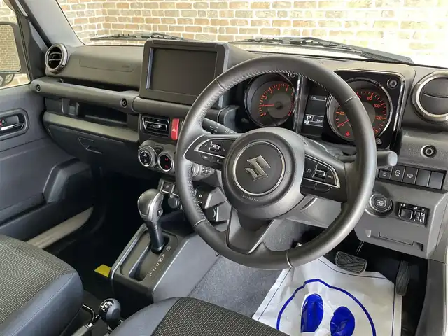 スズキ ジムニー XC 岩手県 2023(令5)年 1.4万km ピュアホワイトP ワンオーナー/パートタイム４WD/ターボ/スズキセーフティサポート/デュアルセンサーブレーキサポート/車線逸脱警報/誤発進抑制機能/ハイビームアシスト/先行車発信お知らせ機能/標識認識機能/クルーズコントロール/ヒルディセントコントロール/ヒルホールドアシスト/ブレーキLSDトラクションコントロール/横滑り防止装置/アイドリングストップ/社外テールレンズ/ミラー型ドライブレコーダー/オートエアコン/ヒーター付きドアミラー/LEDヘッドライト/LEDフォグライト/純正16インチアルミホイール/純正ゴムマット