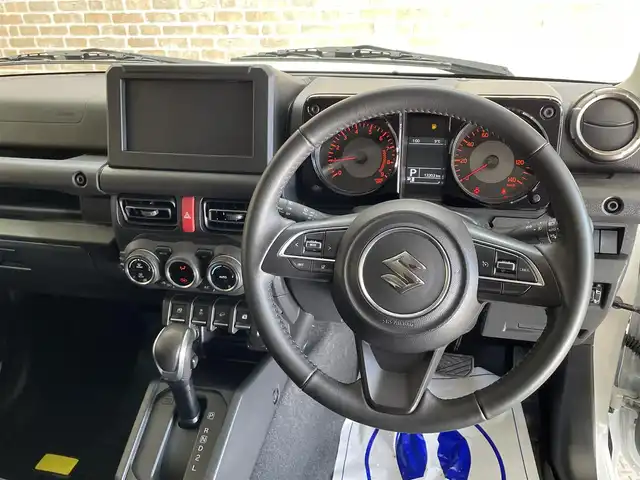 スズキ ジムニー XC 岩手県 2023(令5)年 1.4万km ピュアホワイトP ワンオーナー/パートタイム４WD/ターボ/スズキセーフティサポート/デュアルセンサーブレーキサポート/車線逸脱警報/誤発進抑制機能/ハイビームアシスト/先行車発信お知らせ機能/標識認識機能/クルーズコントロール/ヒルディセントコントロール/ヒルホールドアシスト/ブレーキLSDトラクションコントロール/横滑り防止装置/アイドリングストップ/社外テールレンズ/ミラー型ドライブレコーダー/オートエアコン/ヒーター付きドアミラー/LEDヘッドライト/LEDフォグライト/純正16インチアルミホイール/純正ゴムマット