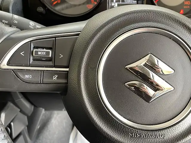 スズキ ジムニー XC 岩手県 2023(令5)年 1.4万km ピュアホワイトP ワンオーナー/パートタイム４WD/ターボ/スズキセーフティサポート/デュアルセンサーブレーキサポート/車線逸脱警報/誤発進抑制機能/ハイビームアシスト/先行車発信お知らせ機能/標識認識機能/クルーズコントロール/ヒルディセントコントロール/ヒルホールドアシスト/ブレーキLSDトラクションコントロール/横滑り防止装置/アイドリングストップ/社外テールレンズ/ミラー型ドライブレコーダー/オートエアコン/ヒーター付きドアミラー/LEDヘッドライト/LEDフォグライト/純正16インチアルミホイール/純正ゴムマット