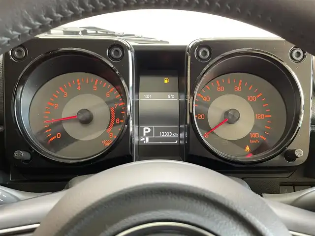 スズキ ジムニー XC 岩手県 2023(令5)年 1.4万km ピュアホワイトP ワンオーナー/パートタイム４WD/ターボ/スズキセーフティサポート/デュアルセンサーブレーキサポート/車線逸脱警報/誤発進抑制機能/ハイビームアシスト/先行車発信お知らせ機能/標識認識機能/クルーズコントロール/ヒルディセントコントロール/ヒルホールドアシスト/ブレーキLSDトラクションコントロール/横滑り防止装置/アイドリングストップ/社外テールレンズ/ミラー型ドライブレコーダー/オートエアコン/ヒーター付きドアミラー/LEDヘッドライト/LEDフォグライト/純正16インチアルミホイール/純正ゴムマット