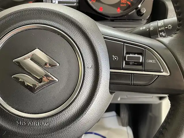 スズキ ジムニー XC 岩手県 2023(令5)年 1.4万km ピュアホワイトP ワンオーナー/パートタイム４WD/ターボ/スズキセーフティサポート/デュアルセンサーブレーキサポート/車線逸脱警報/誤発進抑制機能/ハイビームアシスト/先行車発信お知らせ機能/標識認識機能/クルーズコントロール/ヒルディセントコントロール/ヒルホールドアシスト/ブレーキLSDトラクションコントロール/横滑り防止装置/アイドリングストップ/社外テールレンズ/ミラー型ドライブレコーダー/オートエアコン/ヒーター付きドアミラー/LEDヘッドライト/LEDフォグライト/純正16インチアルミホイール/純正ゴムマット