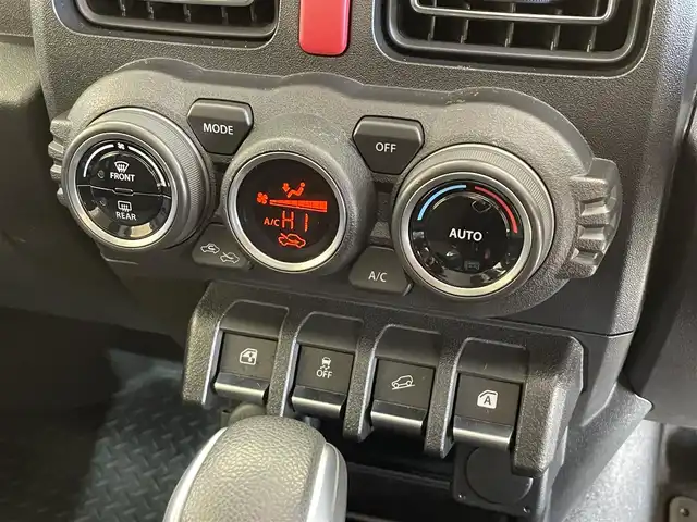 スズキ ジムニー XC 岩手県 2023(令5)年 1.4万km ピュアホワイトP ワンオーナー/パートタイム４WD/ターボ/スズキセーフティサポート/デュアルセンサーブレーキサポート/車線逸脱警報/誤発進抑制機能/ハイビームアシスト/先行車発信お知らせ機能/標識認識機能/クルーズコントロール/ヒルディセントコントロール/ヒルホールドアシスト/ブレーキLSDトラクションコントロール/横滑り防止装置/アイドリングストップ/社外テールレンズ/ミラー型ドライブレコーダー/オートエアコン/ヒーター付きドアミラー/LEDヘッドライト/LEDフォグライト/純正16インチアルミホイール/純正ゴムマット