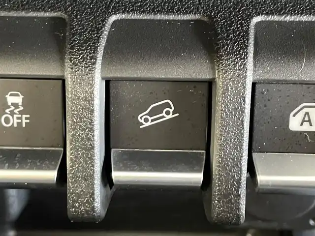 スズキ ジムニー XC 岩手県 2023(令5)年 1.4万km ピュアホワイトP ワンオーナー/パートタイム４WD/ターボ/スズキセーフティサポート/デュアルセンサーブレーキサポート/車線逸脱警報/誤発進抑制機能/ハイビームアシスト/先行車発信お知らせ機能/標識認識機能/クルーズコントロール/ヒルディセントコントロール/ヒルホールドアシスト/ブレーキLSDトラクションコントロール/横滑り防止装置/アイドリングストップ/社外テールレンズ/ミラー型ドライブレコーダー/オートエアコン/ヒーター付きドアミラー/LEDヘッドライト/LEDフォグライト/純正16インチアルミホイール/純正ゴムマット