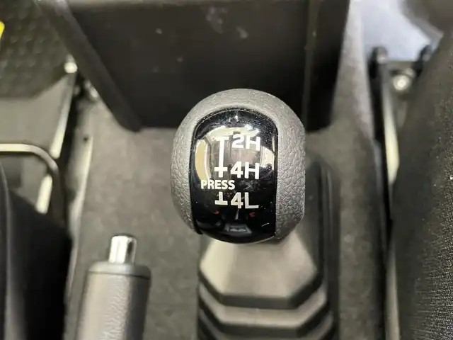 スズキ ジムニー XC 岩手県 2023(令5)年 1.4万km ピュアホワイトP ワンオーナー/パートタイム４WD/ターボ/スズキセーフティサポート/デュアルセンサーブレーキサポート/車線逸脱警報/誤発進抑制機能/ハイビームアシスト/先行車発信お知らせ機能/標識認識機能/クルーズコントロール/ヒルディセントコントロール/ヒルホールドアシスト/ブレーキLSDトラクションコントロール/横滑り防止装置/アイドリングストップ/社外テールレンズ/ミラー型ドライブレコーダー/オートエアコン/ヒーター付きドアミラー/LEDヘッドライト/LEDフォグライト/純正16インチアルミホイール/純正ゴムマット