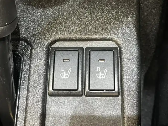 スズキ ジムニー XC 岩手県 2023(令5)年 1.4万km ピュアホワイトP ワンオーナー/パートタイム４WD/ターボ/スズキセーフティサポート/デュアルセンサーブレーキサポート/車線逸脱警報/誤発進抑制機能/ハイビームアシスト/先行車発信お知らせ機能/標識認識機能/クルーズコントロール/ヒルディセントコントロール/ヒルホールドアシスト/ブレーキLSDトラクションコントロール/横滑り防止装置/アイドリングストップ/社外テールレンズ/ミラー型ドライブレコーダー/オートエアコン/ヒーター付きドアミラー/LEDヘッドライト/LEDフォグライト/純正16インチアルミホイール/純正ゴムマット