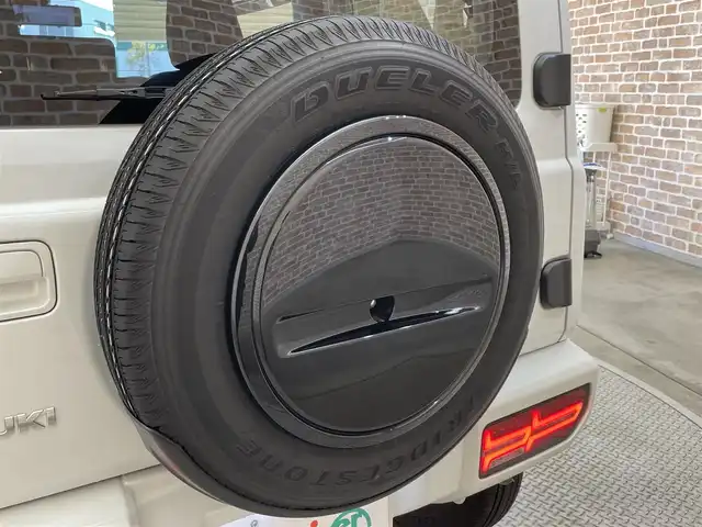 スズキ ジムニー XC 岩手県 2023(令5)年 1.4万km ピュアホワイトP ワンオーナー/パートタイム４WD/ターボ/スズキセーフティサポート/デュアルセンサーブレーキサポート/車線逸脱警報/誤発進抑制機能/ハイビームアシスト/先行車発信お知らせ機能/標識認識機能/クルーズコントロール/ヒルディセントコントロール/ヒルホールドアシスト/ブレーキLSDトラクションコントロール/横滑り防止装置/アイドリングストップ/社外テールレンズ/ミラー型ドライブレコーダー/オートエアコン/ヒーター付きドアミラー/LEDヘッドライト/LEDフォグライト/純正16インチアルミホイール/純正ゴムマット