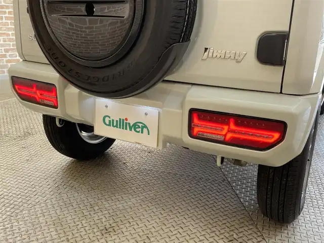 スズキ ジムニー XC 岩手県 2023(令5)年 1.4万km ピュアホワイトP ワンオーナー/パートタイム４WD/ターボ/スズキセーフティサポート/デュアルセンサーブレーキサポート/車線逸脱警報/誤発進抑制機能/ハイビームアシスト/先行車発信お知らせ機能/標識認識機能/クルーズコントロール/ヒルディセントコントロール/ヒルホールドアシスト/ブレーキLSDトラクションコントロール/横滑り防止装置/アイドリングストップ/社外テールレンズ/ミラー型ドライブレコーダー/オートエアコン/ヒーター付きドアミラー/LEDヘッドライト/LEDフォグライト/純正16インチアルミホイール/純正ゴムマット