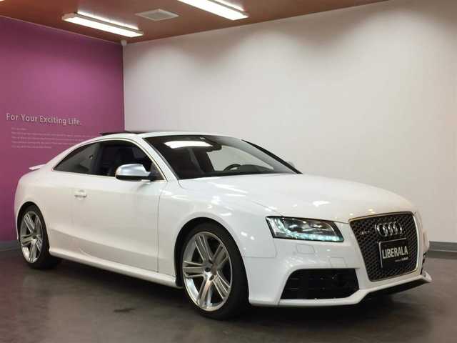 アウディ ｒｓ５ ベースグレード 11年式 平成23年式 アイビスホワイト Id 中古車検索のガリバー