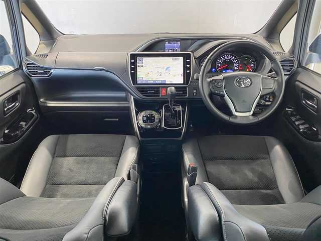 トヨタ ヴォクシー ZS 煌Ⅲ 岐阜県 2020(令2)年 5.4万km ブラック 特別仕様車/純正10インチナビ（OP）/（フルセグTV/CD/DVD/Bluetooth）/バックカメラ/トヨタセーフティセンス/・プリクラッシュセーフティ【PCS】/・オートマチックハイビーム【AHB】/・レーンディパーチャーアラート【LDA】/クルーズコントロール/クリアランスソナー前後/両側パワースライドドア/Bi-Beam LEDヘッドライト/革巻きステアリング/MTモード付AT/リヤオートエアコン/純正16インチAW/純正フロアマット/純正ドアバイザー/純正ビルトインETC/スマートキー×2