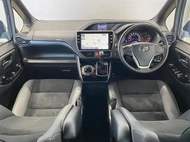 トヨタ ヴォクシー ZS 煌Ⅲ 岐阜県 2020(令2)年 5.4万km ブラック 特別仕様車/純正10インチナビ（OP）/（フルセグTV/CD/DVD/Bluetooth）/バックカメラ/トヨタセーフティセンス/・プリクラッシュセーフティ【PCS】/・オートマチックハイビーム【AHB】/・レーンディパーチャーアラート【LDA】/クルーズコントロール/クリアランスソナー前後/両側パワースライドドア/Bi-Beam LEDヘッドライト/革巻きステアリング/MTモード付AT/リヤオートエアコン/純正16インチAW/純正フロアマット/純正ドアバイザー/純正ビルトインETC/スマートキー×2