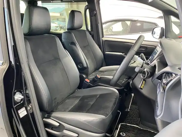 トヨタ ヴォクシー ZS 煌Ⅲ 岐阜県 2020(令2)年 5.4万km ブラック 特別仕様車/純正10インチナビ（OP）/（フルセグTV/CD/DVD/Bluetooth）/バックカメラ/トヨタセーフティセンス/・プリクラッシュセーフティ【PCS】/・オートマチックハイビーム【AHB】/・レーンディパーチャーアラート【LDA】/クルーズコントロール/クリアランスソナー前後/両側パワースライドドア/Bi-Beam LEDヘッドライト/革巻きステアリング/MTモード付AT/リヤオートエアコン/純正16インチAW/純正フロアマット/純正ドアバイザー/純正ビルトインETC/スマートキー×2