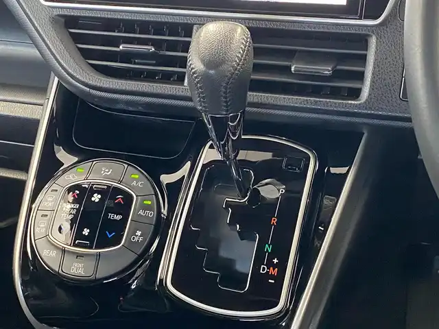 トヨタ ヴォクシー ZS 煌Ⅲ 岐阜県 2020(令2)年 5.4万km ブラック 特別仕様車/純正10インチナビ（OP）/（フルセグTV/CD/DVD/Bluetooth）/バックカメラ/トヨタセーフティセンス/・プリクラッシュセーフティ【PCS】/・オートマチックハイビーム【AHB】/・レーンディパーチャーアラート【LDA】/クルーズコントロール/クリアランスソナー前後/両側パワースライドドア/Bi-Beam LEDヘッドライト/革巻きステアリング/MTモード付AT/リヤオートエアコン/純正16インチAW/純正フロアマット/純正ドアバイザー/純正ビルトインETC/スマートキー×2