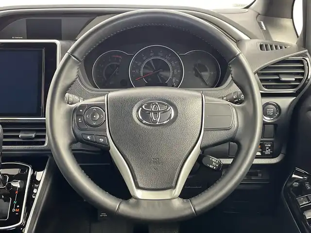 トヨタ ヴォクシー ZS 煌Ⅲ 新潟県 2020(令2)年 5.4万km ブラック 特別仕様車/純正10インチメモリナビ/　フルセグTV/CD/DVD/Bluetooth/バックモニター/トヨタセーフティセンス/・プリクラッシュセーフティ【PCS】/・オートマチックハイビーム【AHB】/・レーンディパーチャーアラート【LDA】/クルーズコントロール/前後クリアランスソナー/両側パワースライドドア/Bi-Beam LEDヘッドライト/革巻きステアリング/MTモード付AT/リヤオートエアコン/純正16インチAW/純正フロアマット/純正ドアバイザー/純正ビルトインETC/スマートキー×2