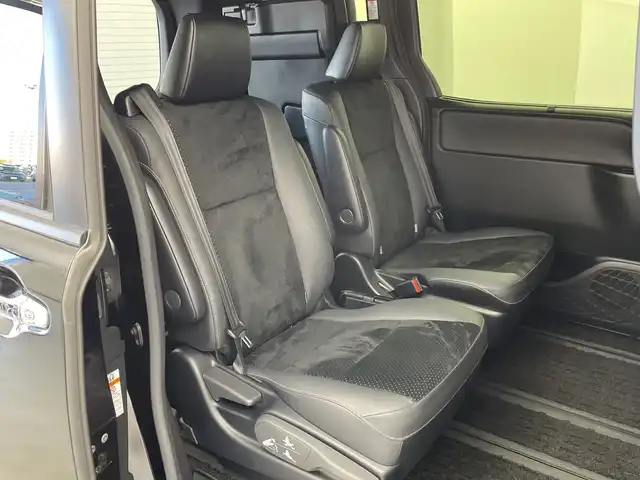 トヨタ ヴォクシー ZS 煌Ⅲ 新潟県 2020(令2)年 5.4万km ブラック 特別仕様車/純正10インチメモリナビ/　フルセグTV/CD/DVD/Bluetooth/バックモニター/トヨタセーフティセンス/・プリクラッシュセーフティ【PCS】/・オートマチックハイビーム【AHB】/・レーンディパーチャーアラート【LDA】/クルーズコントロール/前後クリアランスソナー/両側パワースライドドア/Bi-Beam LEDヘッドライト/革巻きステアリング/MTモード付AT/リヤオートエアコン/純正16インチAW/純正フロアマット/純正ドアバイザー/純正ビルトインETC/スマートキー×2